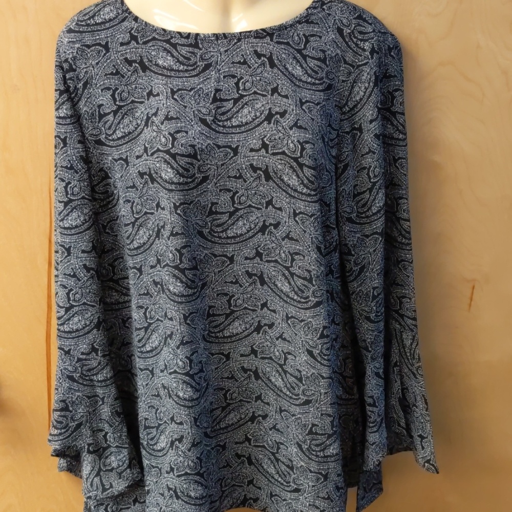 Michael Kors size M black and white pleated blouse